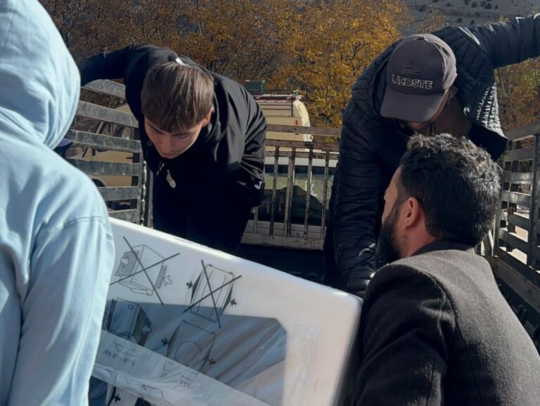 don de matériel aux enfants de tapant