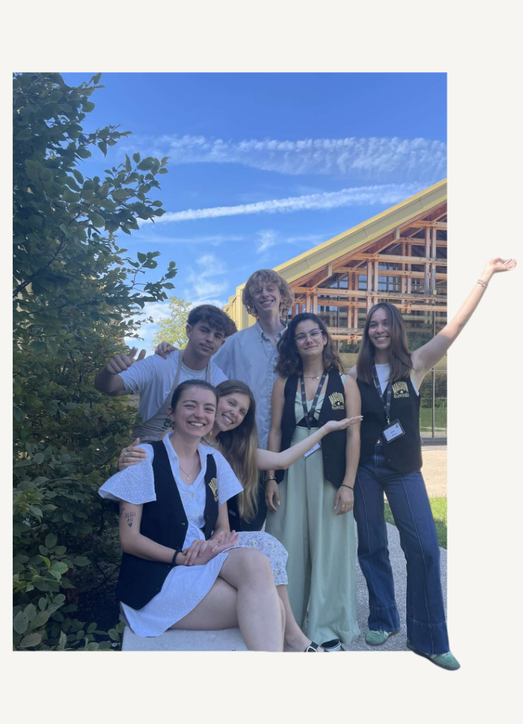 équipe de salariés étudiants devant la Maison du Comté