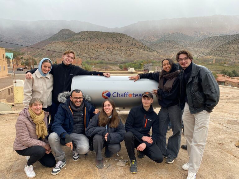 Equipe Maro'Cap devant le chauffe-eau à Tabant
