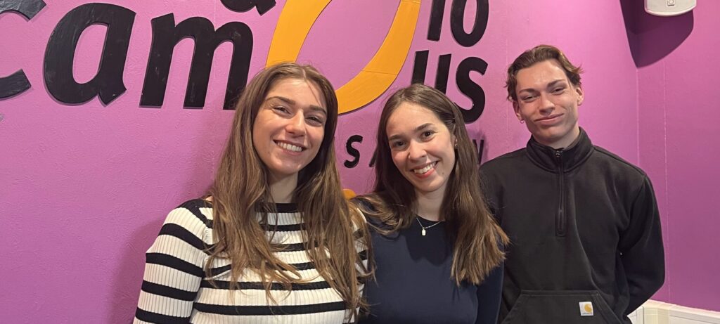 3 membres de l'association au studio