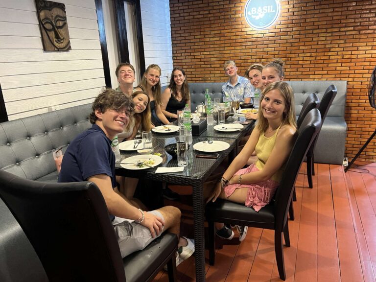 Etudiants d'échange au restaurant