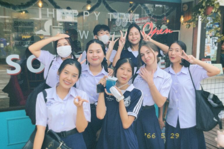 Anna avec amis de l'école Thai