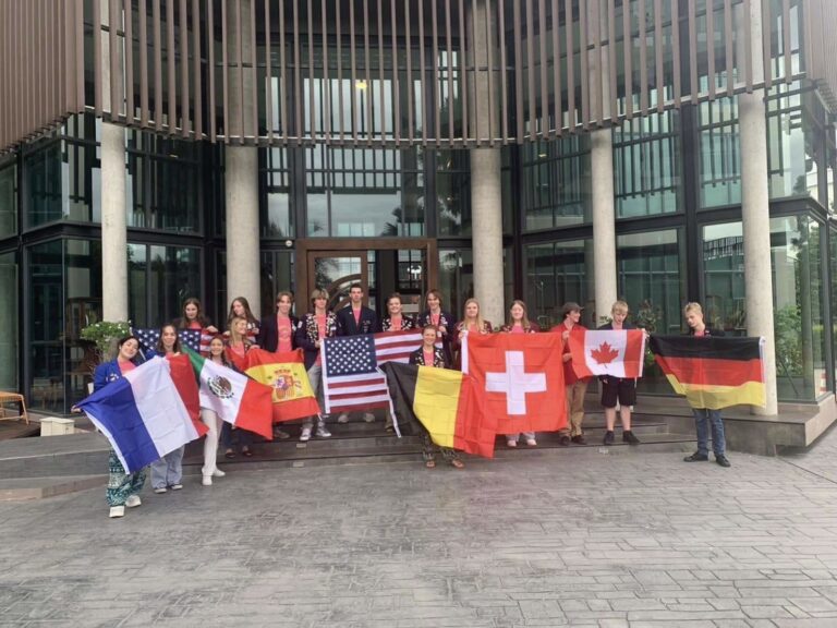 Etudiants d'échanges avec drapeaux