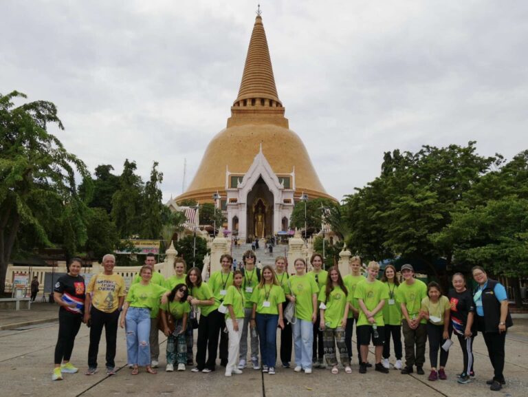 Etudiants d'échange devant le temple