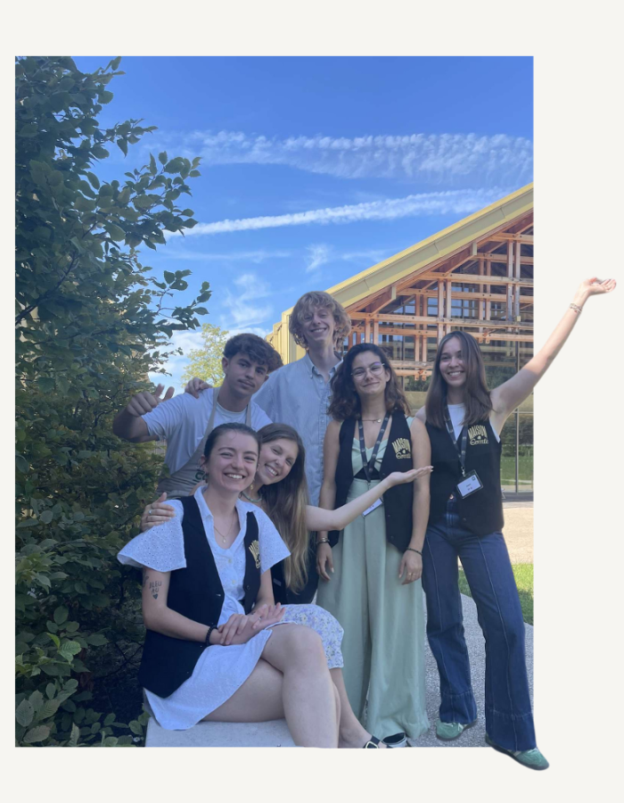 Maison du comté équipe de salariés étudiants devant la Maison du Comté