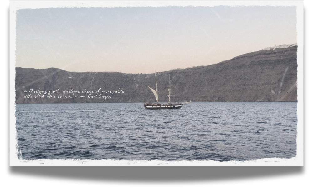 carte postale avec photo de bateau sur la mer avec citation